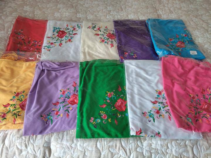 Mantones y mantoncillos bordados importados de España